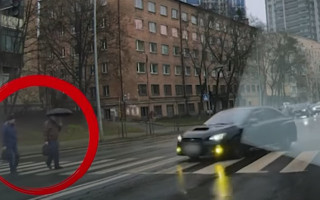 В Киеве наказали водителя Subaru, который не пропустил пешеходов — видео