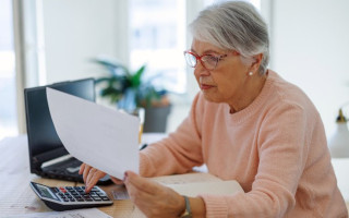 Ідентифікація пенсіонера через закордонні дипломатичні установи України — що треба знати