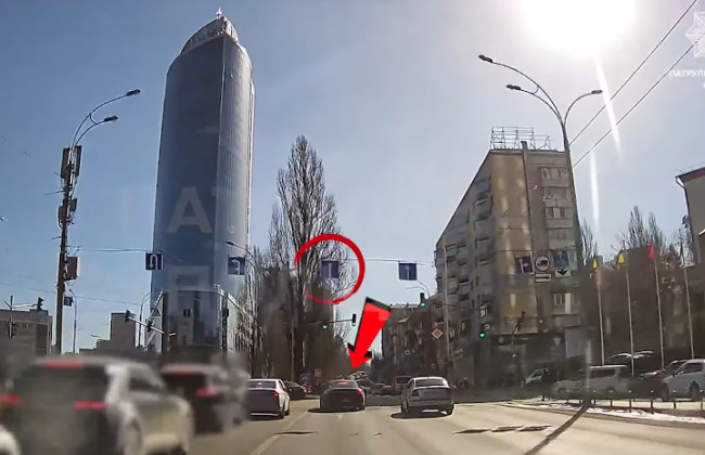 У Києві водій Mercedes поїхав ліворуч зі смуги, яка дозволяє рух прямо: як його покарали — відео