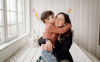 2496 грн на ребенка: какая налоговая льгота предусмотрена одиноким матерям в 2026 году