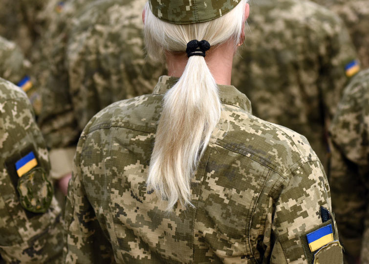 Супруги-военные на войне, а маленькая дочь дома – суд обязал воинскую часть рассмотреть рапорт матери