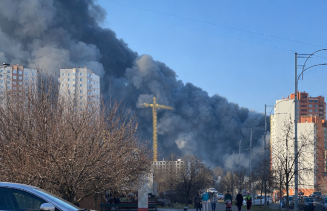 Под Киевом вспыхнул масштабный пожар: черный дым виден даже в центре столицы, видео