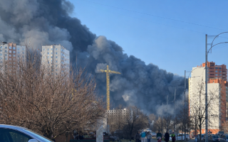 Под Киевом вспыхнул масштабный пожар: черный дым виден даже в центре столицы, видео