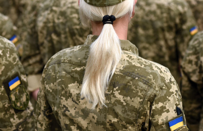 Подружжя військових на війні, а малолітня донька вдома – суд зобов’язав військову частину розглянути рапорт матері