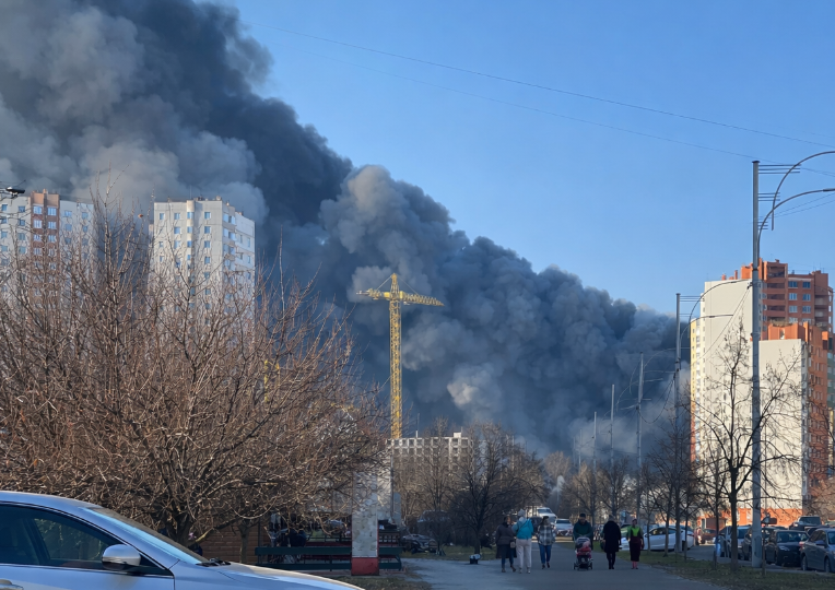 Під Києвом спалахнула масштабна пожежа: чорний дим видно навіть у центрі столиці, відео
