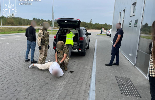 Погрожували судді й вимагали $15 тисяч — на Житомирщині винесли вирок двом фігурантам