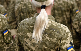 Подружжя військових на війні, а малолітня донька вдома – суд зобов’язав військову частину розглянути рапорт матері