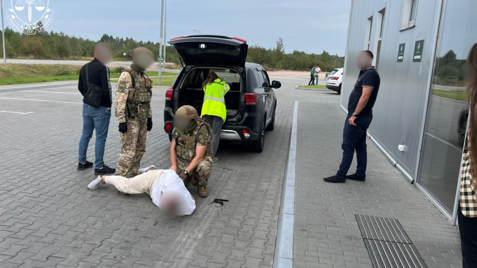 Погрожували судді й вимагали $15 тисяч — на Житомирщині винесли вирок двом фігурантам