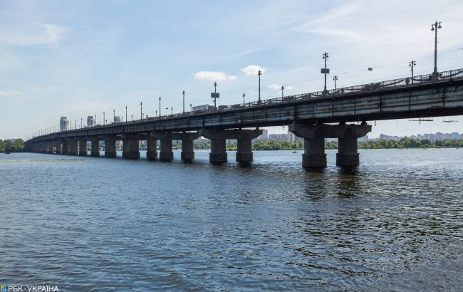 Витік на тепломережі мосту Патона – через ремонт Русанівка та Березняки залишаться без тепла