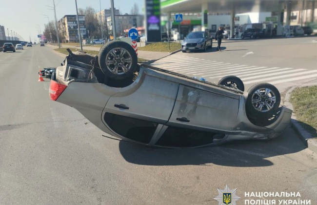 У Києві чоловік напідпитку збив 18-річного водія електроскутера: авто перекинулося на дах