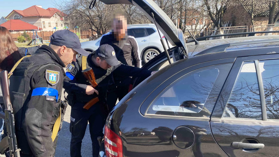 В Черкасской области женщина ранила военного ножом и проколола колеса авто во время задержания мужчины ТЦК