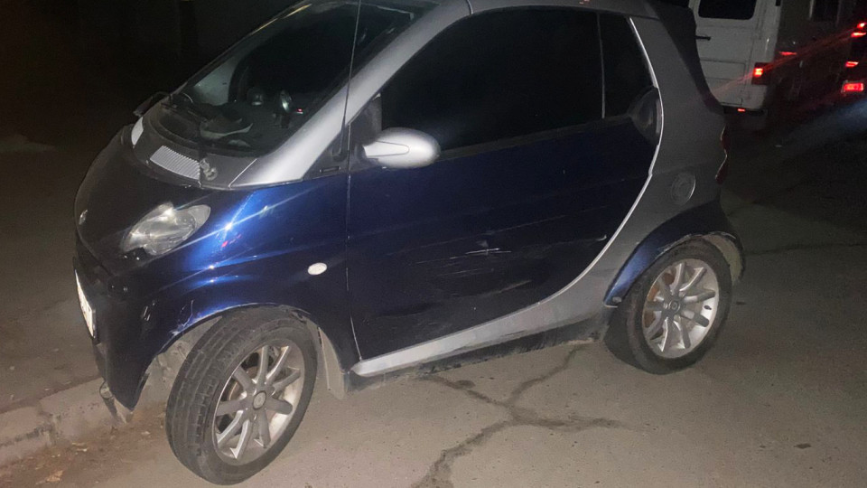 У Києві керманич автівки Smart без водійського протаранив три автомобіля – фото