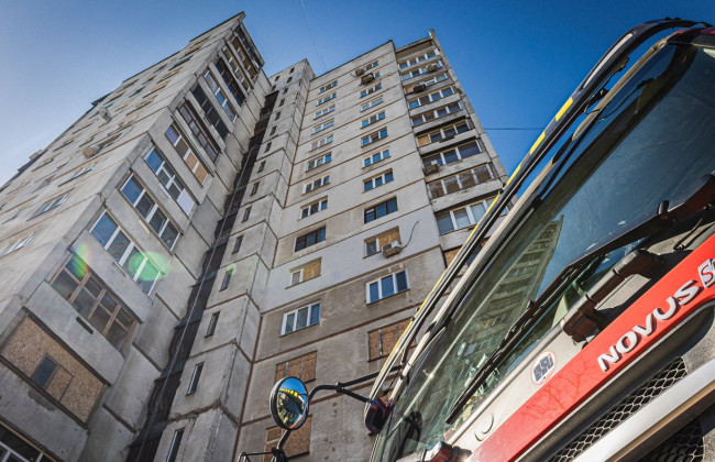 У Харкові літня жінка вистрибнула з вікна квартири на 13-му поверсі, яку охопив вогонь