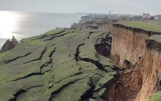 На Одещині схили Санжійки сповзають у море – відео зсувів