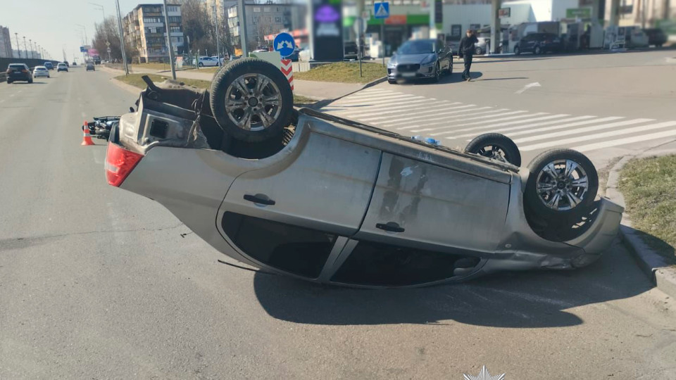 У Києві чоловік напідпитку збив 18-річного водія електроскутера: авто перекинулося на дах