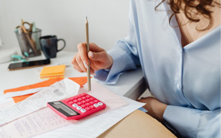 Можно ли получить субсидию, если члены семьи находятся за границей — разъяснение