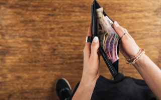 Сім’я отримує грошові перекази з-за кордону —  як це вплине на соцвиплати