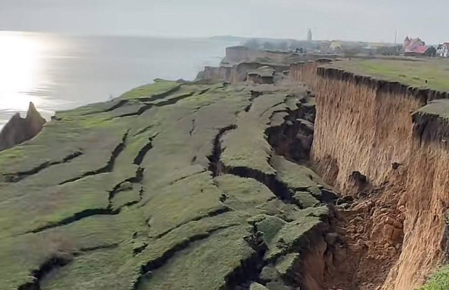 На Одещині схили Санжійки сповзають у море – відео зсувів