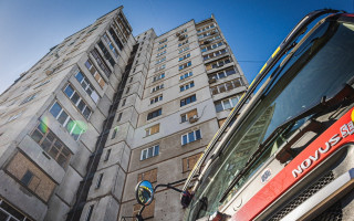 У Харкові літня жінка вистрибнула з вікна квартири на 13-му поверсі, яку охопив вогонь