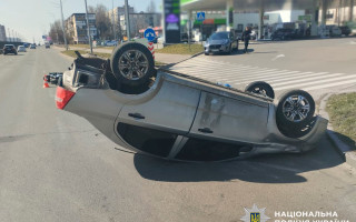 У Києві чоловік напідпитку збив 18-річного водія електроскутера: авто перекинулося на дах