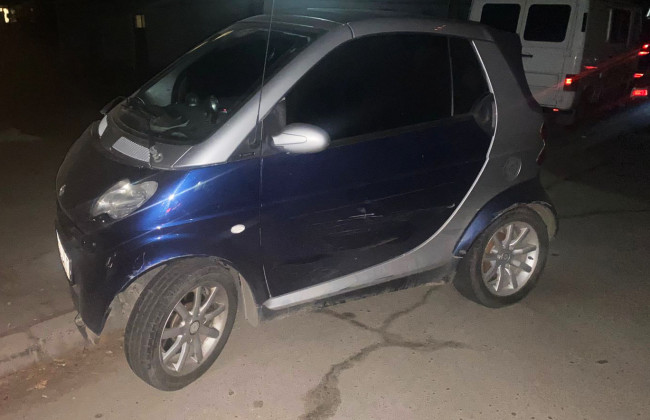 У Києві керманич автівки Smart без водійського протаранив три автомобіля – фото