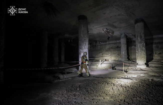 У Києві хлопець упав у покинутій будівлі на Поштовій та «провалився в минуле» — на вулицю часів Русі