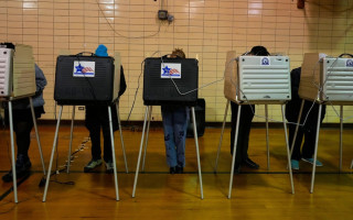 Администрация Трампа ужесточает правила голосования в колледжах США, что может повлиять на явку студентов