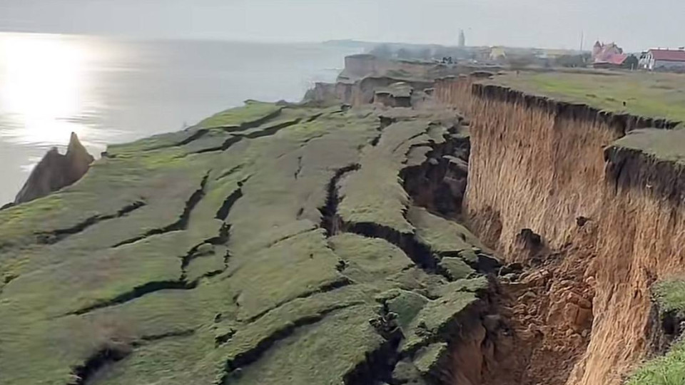В Одесской области склоны горы Санжийки сползают в море — видео оползней