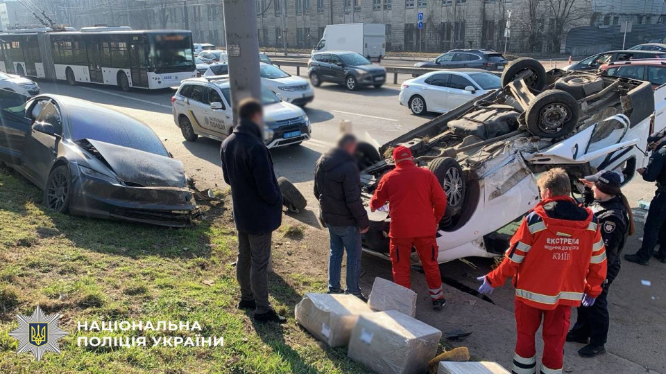 В Киеве на Берестейском проспекте в ДТП перевернулся автомобиль: движение частично ограничено