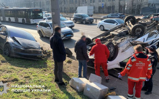 У Києві на Берестейському проспекті у ДТП перекинувся автомобіль: рух частково обмежено