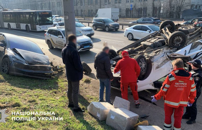 В Киеве на Берестейском проспекте в ДТП перевернулся автомобиль: движение частично ограничено