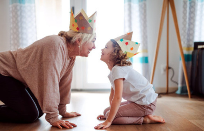 Чи можуть баба або дід, з якими проживає дитина, стягнути аліменти з батька: відповідь КЦС ВС