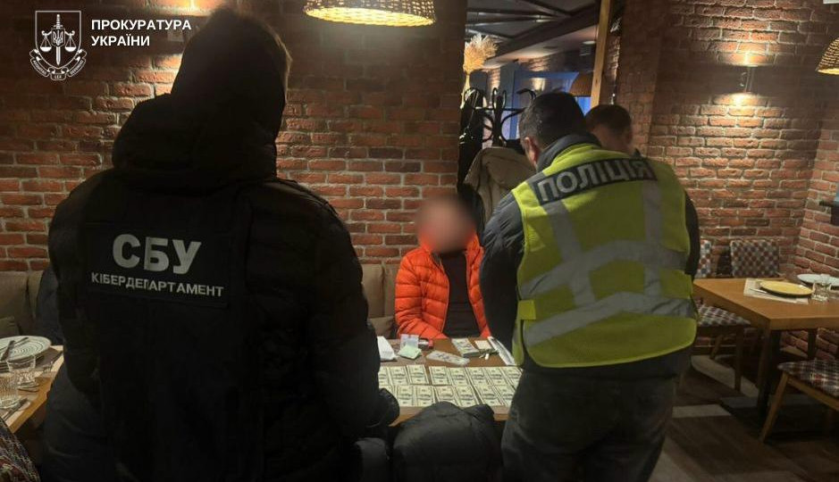 $32 000 за «билет от войны» — в Киеве задержали мошенника за попытку незаконной переправки мужчин за границу