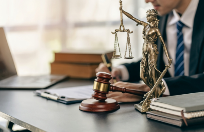 Юриста з Британії позбавили права практики через розкрадання коштів клієнтів