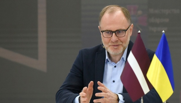 Міністр оборони Латвії перервав візит до України через інцидент із дроном, що залетів до країни з РФ