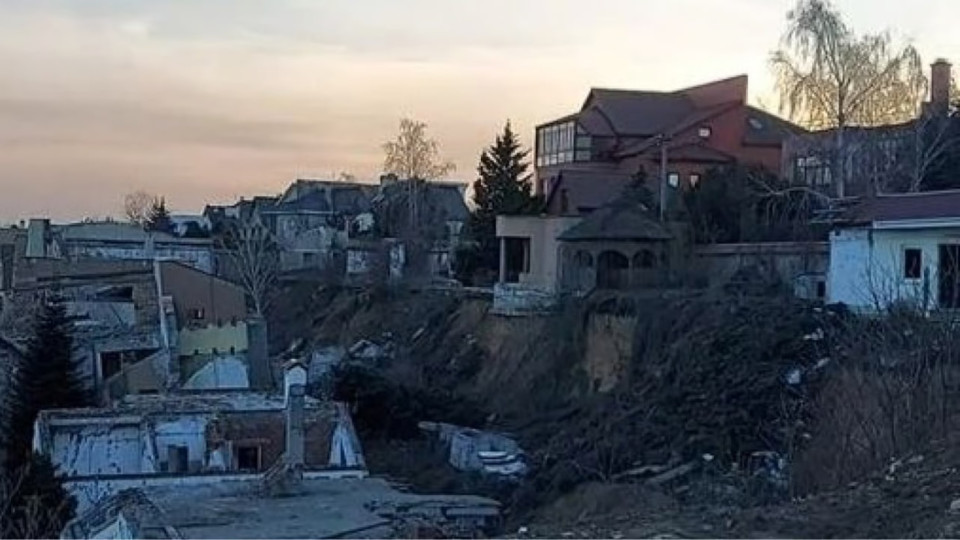 В Одесской области произошел масштабный оползень — часть улицы с домами сползла к морю