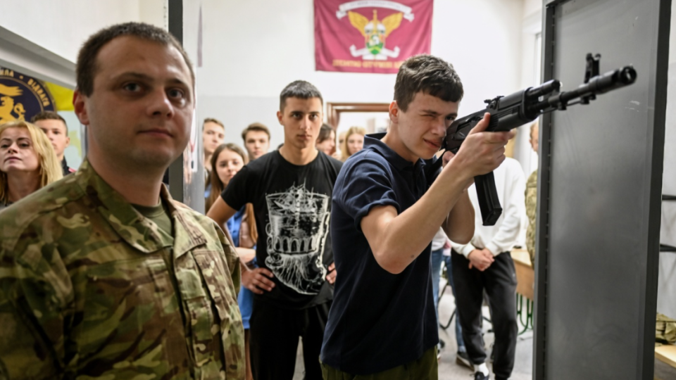 Студентов не будут вызывать в ТЦК: в Минобразования пояснили, что предусматривает новый курс о нацсопротивлении