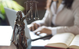 Юристку в Британии исключили из профессии за обман клиентов в наследственных делах
