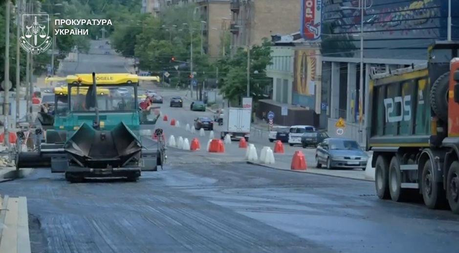 Ремонтом дороги пробили дыру в бюджете – чиновников «Киевавтодора» будут судить за убыточный ремонт дорог на сумму 5 млн гривен