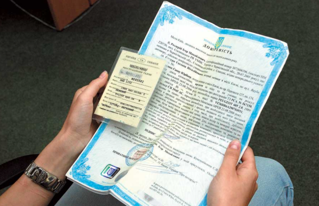 Як українцям за кордоном легально передати права на майно чи авто – пояснення