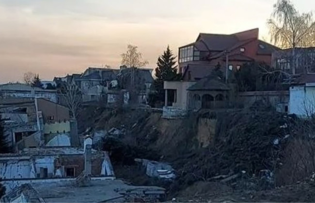 В Одесской области произошел масштабный оползень — часть улицы с домами сползла к морю