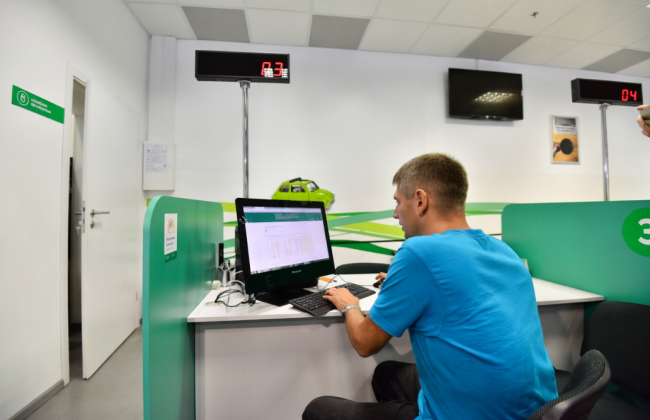 Камера в ґудзику футболки: чоловік хотів списати на іспиті з ПДР, але заплатить 17 тисяч гривень штрафу