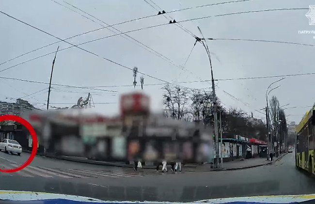 В Киеве наказали водителя Toyota, который пересек двойную сплошную линию дорожной разметки — видео