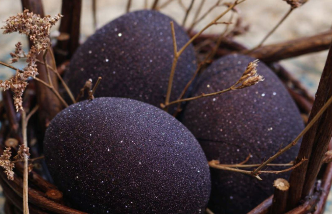 «Космос» на великодньому столі — як зробити блискучі крашанки і в чому секрет