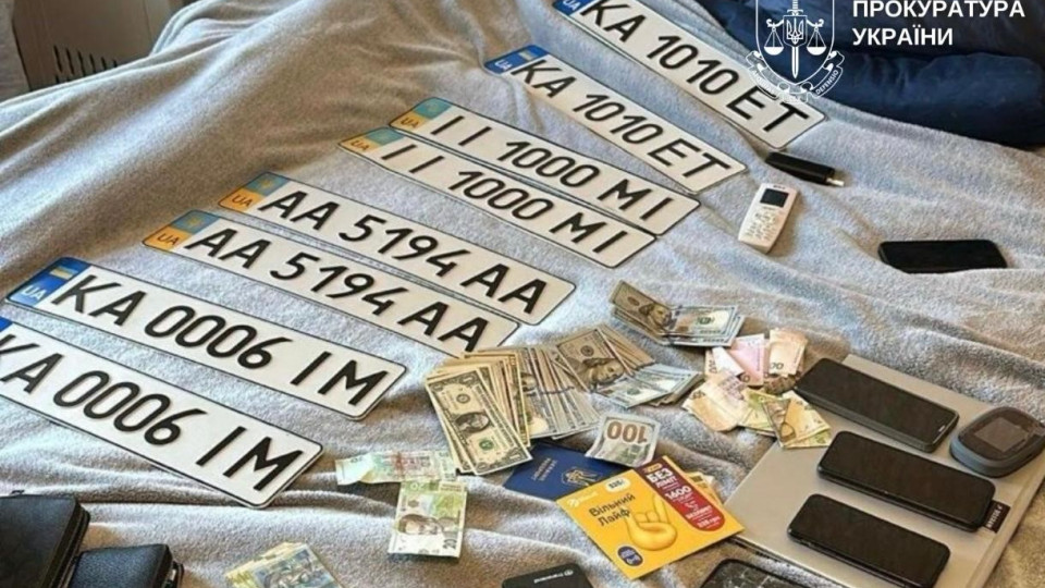 «Красивые» номера за 3500 долларов — в Киеве будут судить сотрудника сервисного центра МВД и его пособника
