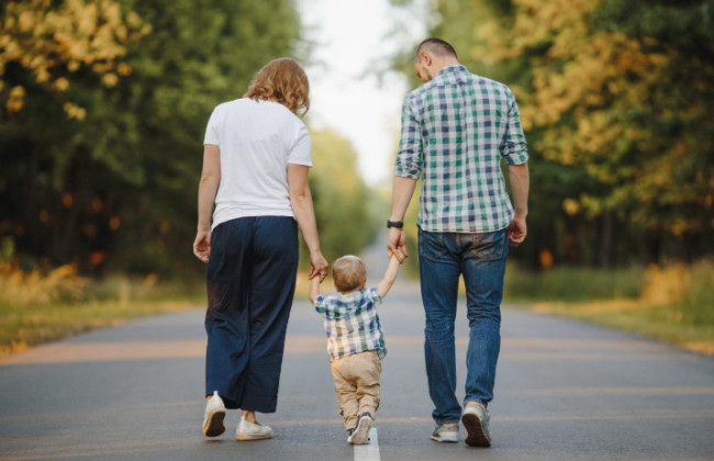 Имеют ли право родители детей, рожденных до 1 января 2026 года, на получение единовременной помощи в 50000 грн