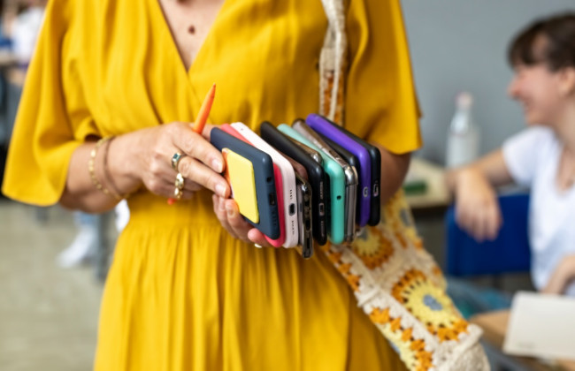 Смартфоны на уроках — только при необходимости: в Раде взялись за новые правила для школ