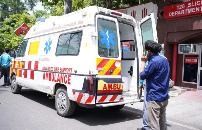 В Індії жінка вийшла з коми після того, як швидка потрапила в яму на дорозі