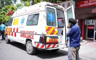 В Індії жінка вийшла з коми після того, як швидка потрапила в яму на дорозі