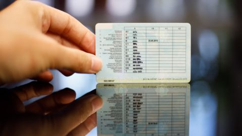 Чи можна водити авто із простроченим посвідченням водія – пояснення